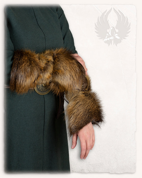 Arm wraps fur nutria